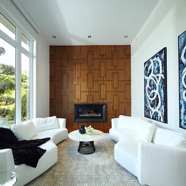 Свежая идея для дизайна: гостиная комната среднего размера в стиле фьюжн с ковровым покрытием, стандартным камином и фасадом камина из металла - отличное фото интерьера