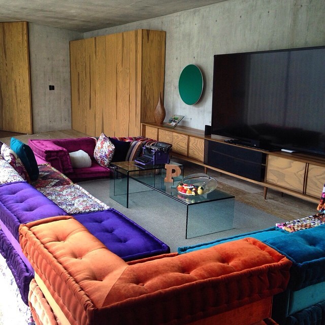 Esempio di un soggiorno minimalista di medie dimensioni e aperto con pareti grigie e TV autoportante