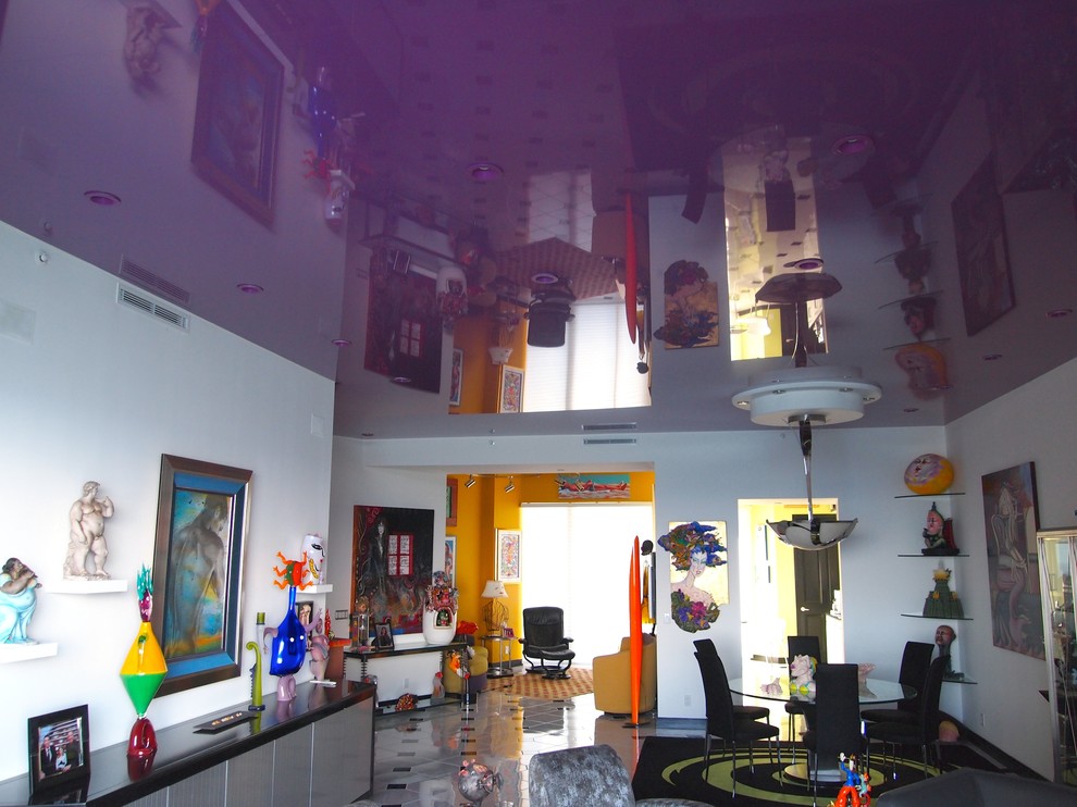 Imagen de salón moderno sin chimenea con paredes púrpuras y suelo de baldosas de porcelana