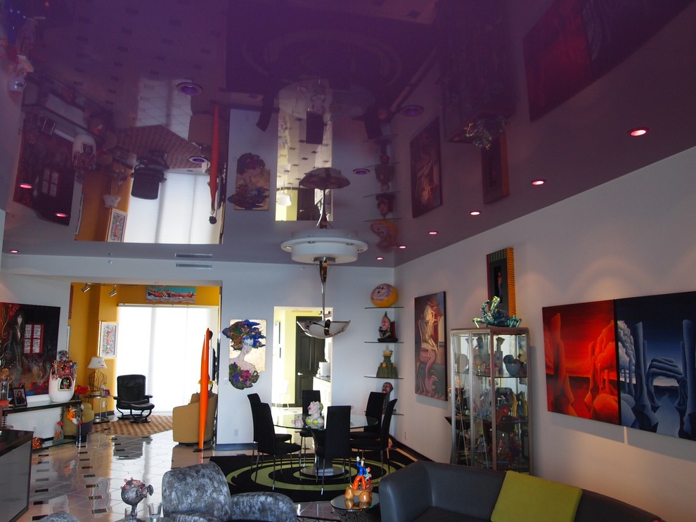 Offenes Modernes Wohnzimmer ohne Kamin mit lila Wandfarbe und Porzellan-Bodenfliesen in Miami