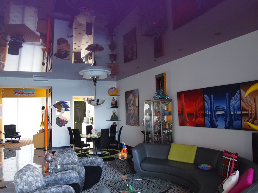На фото: открытая гостиная комната в стиле модернизм с полом из керамогранита и белыми стенами