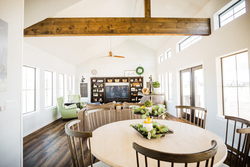 Mittelgroßes, Offenes Landhaus Wohnzimmer mit grauer Wandfarbe, braunem Holzboden, Multimediawand und braunem Boden in Austin
