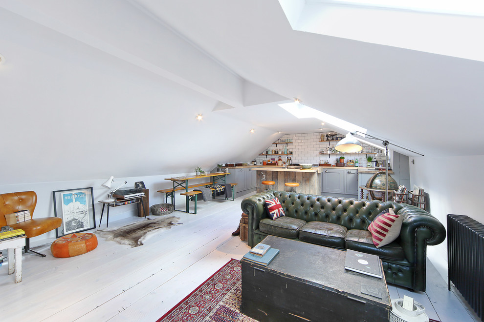 Kleines, Repräsentatives, Offenes Stilmix Wohnzimmer ohne Kamin mit gebeiztem Holzboden und weißer Wandfarbe in London