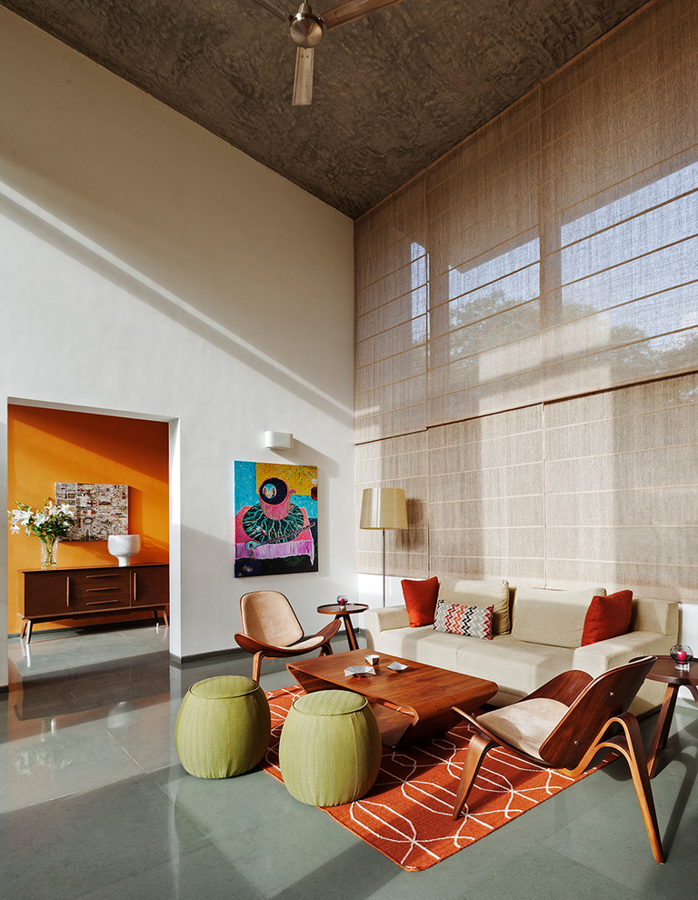 Foto di un soggiorno moderno aperto e di medie dimensioni con pareti bianche, pavimento in gres porcellanato, nessun camino, nessuna TV e pavimento grigio