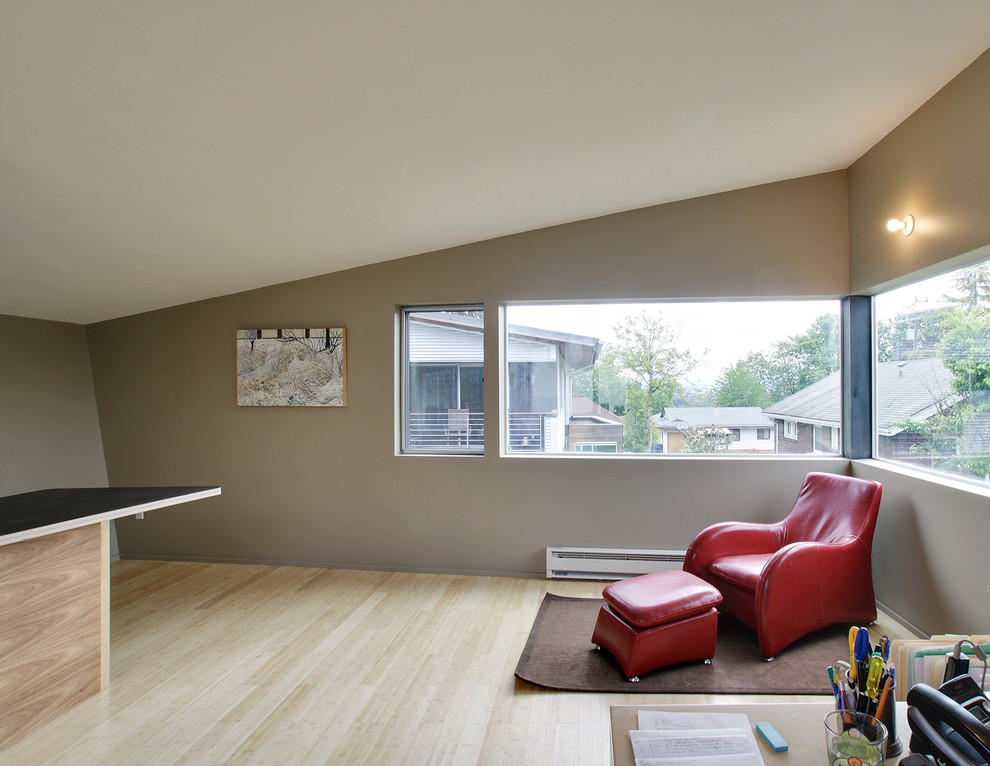Kleines, Offenes Modernes Wohnzimmer mit grauer Wandfarbe und Bambusparkett in Seattle