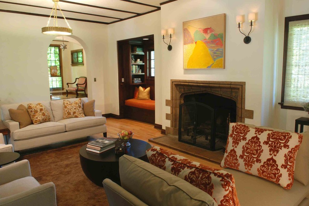 Ispirazione per un soggiorno moderno chiuso con pareti beige, pavimento in legno massello medio, nessuna TV e con abbinamento di divani diversi