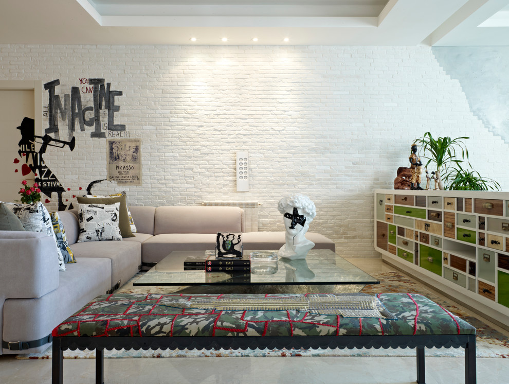 Стильный дизайн: парадная гостиная комната в стиле фьюжн с белыми стенами - последний тренд
