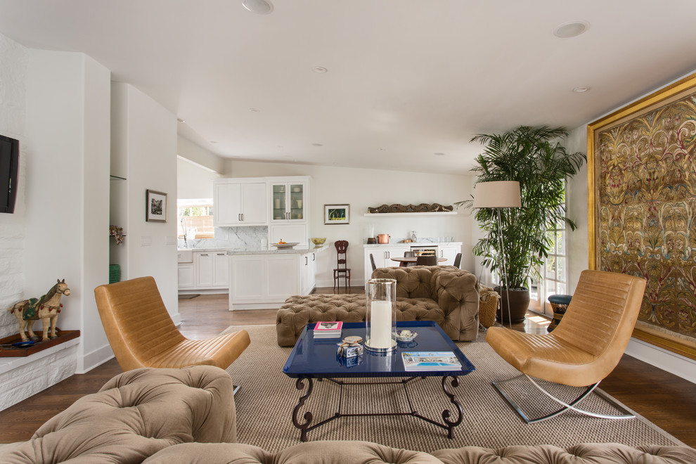 Offenes Modernes Wohnzimmer mit weißer Wandfarbe, braunem Holzboden und TV-Wand in Los Angeles