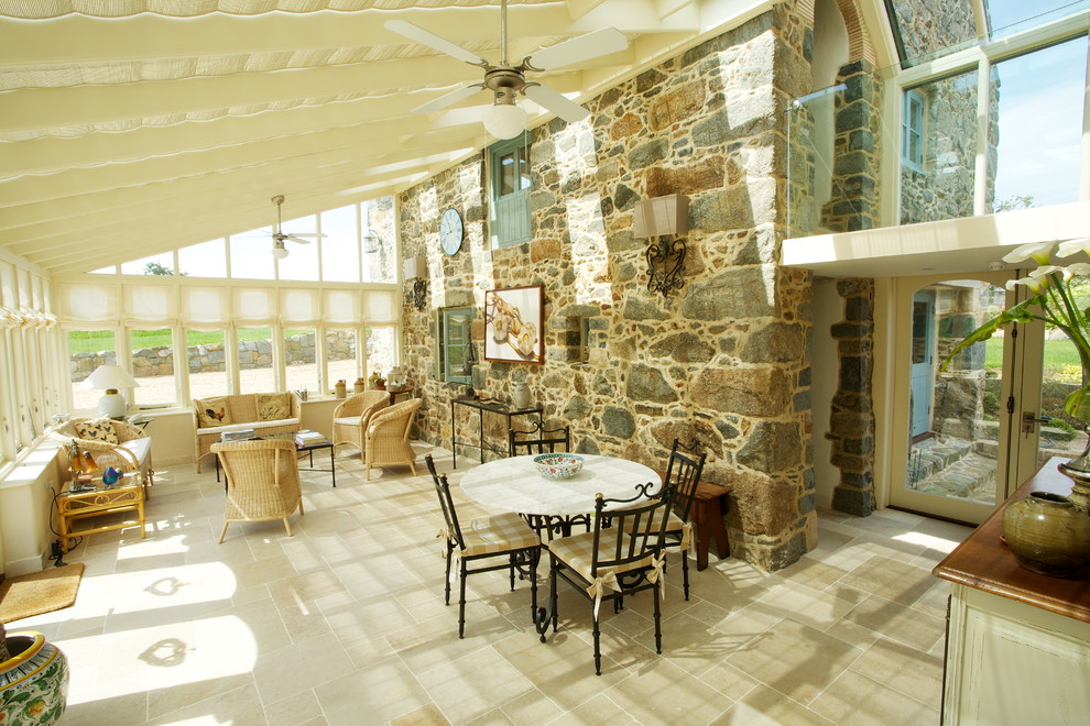 Ejemplo de salón abierto de estilo de casa de campo con paredes beige y piedra