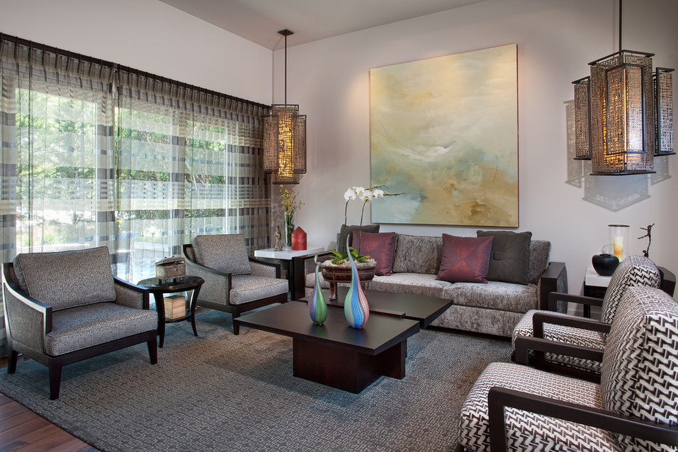 Ejemplo de salón de estilo zen de tamaño medio con paredes beige y suelo de madera en tonos medios