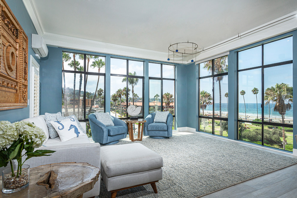 Foto di un soggiorno contemporaneo di medie dimensioni e aperto con pareti blu, pavimento in gres porcellanato e pavimento bianco