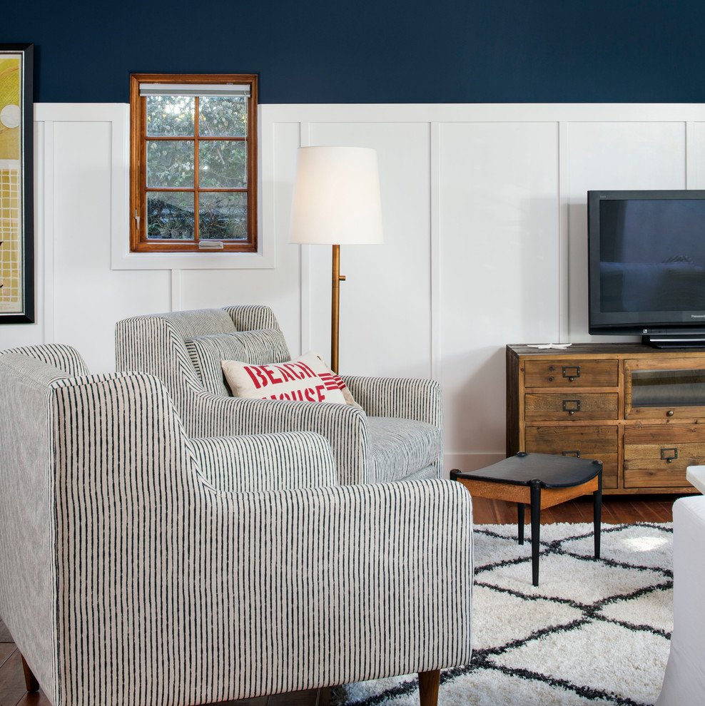 Offenes, Mittelgroßes Maritimes Wohnzimmer ohne Kamin mit blauer Wandfarbe, freistehendem TV und dunklem Holzboden in San Francisco
