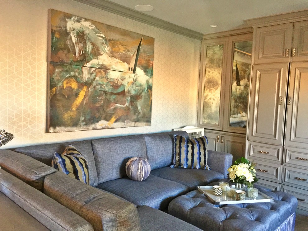 Mittelgroßes, Abgetrenntes Klassisches Wohnzimmer ohne Kamin mit Vinylboden, beiger Wandfarbe und verstecktem TV in San Diego