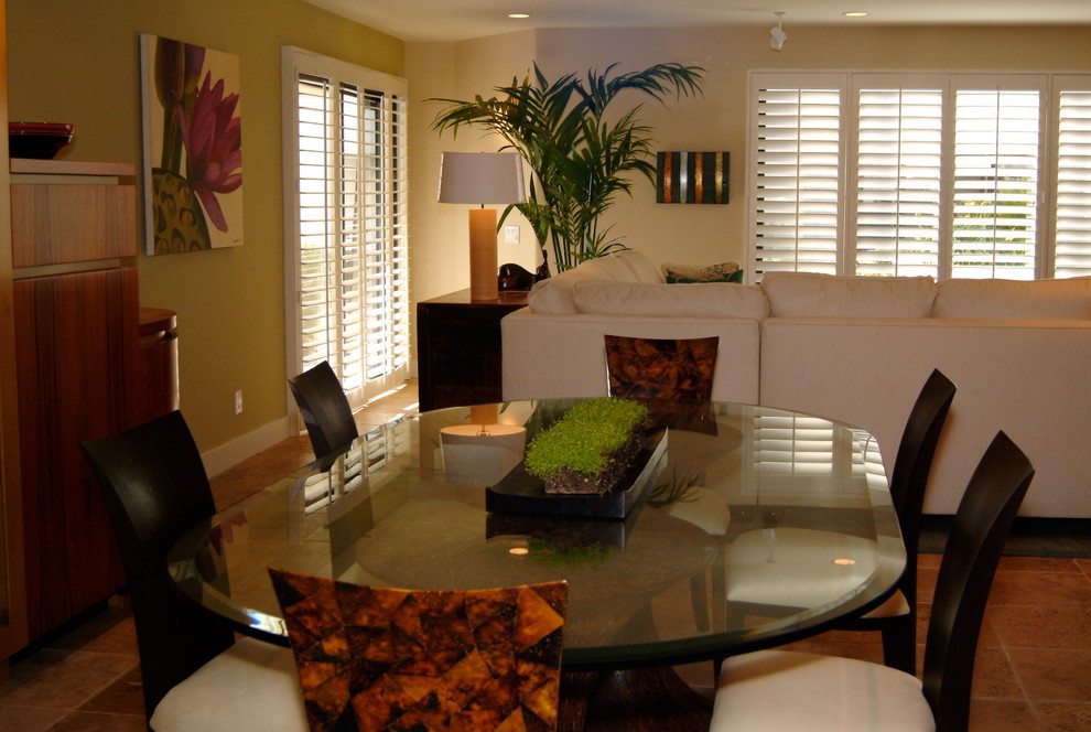 Immagine di una sala da pranzo tropicale di medie dimensioni con pareti verdi e pavimento con piastrelle in ceramica