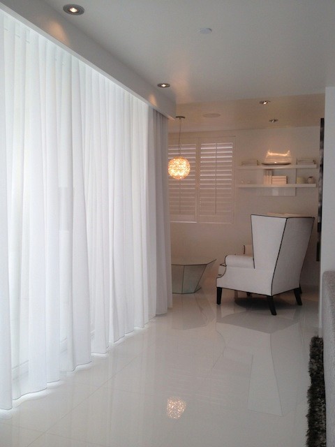 Ejemplo de salón abierto romántico con paredes blancas y suelo de baldosas de cerámica