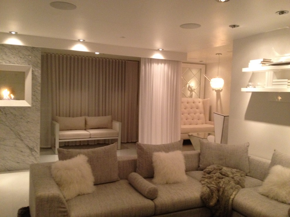 Идея дизайна: парадная, изолированная гостиная комната среднего размера в стиле шебби-шик с фасадом камина из камня, серыми стенами, полом из керамогранита, горизонтальным камином и белым полом