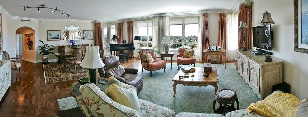Пример оригинального дизайна: гостиная комната в классическом стиле с бежевыми стенами и темным паркетным полом