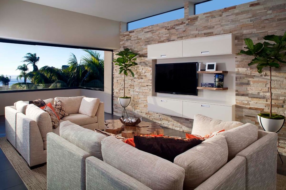 Idee per un soggiorno minimal di medie dimensioni e aperto con TV a parete e pareti bianche