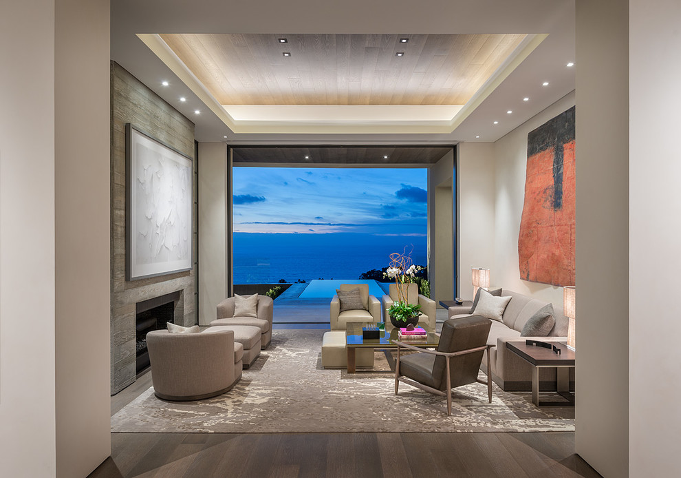 Esempio di un soggiorno design con sala formale, pareti beige, pavimento in legno massello medio e camino classico