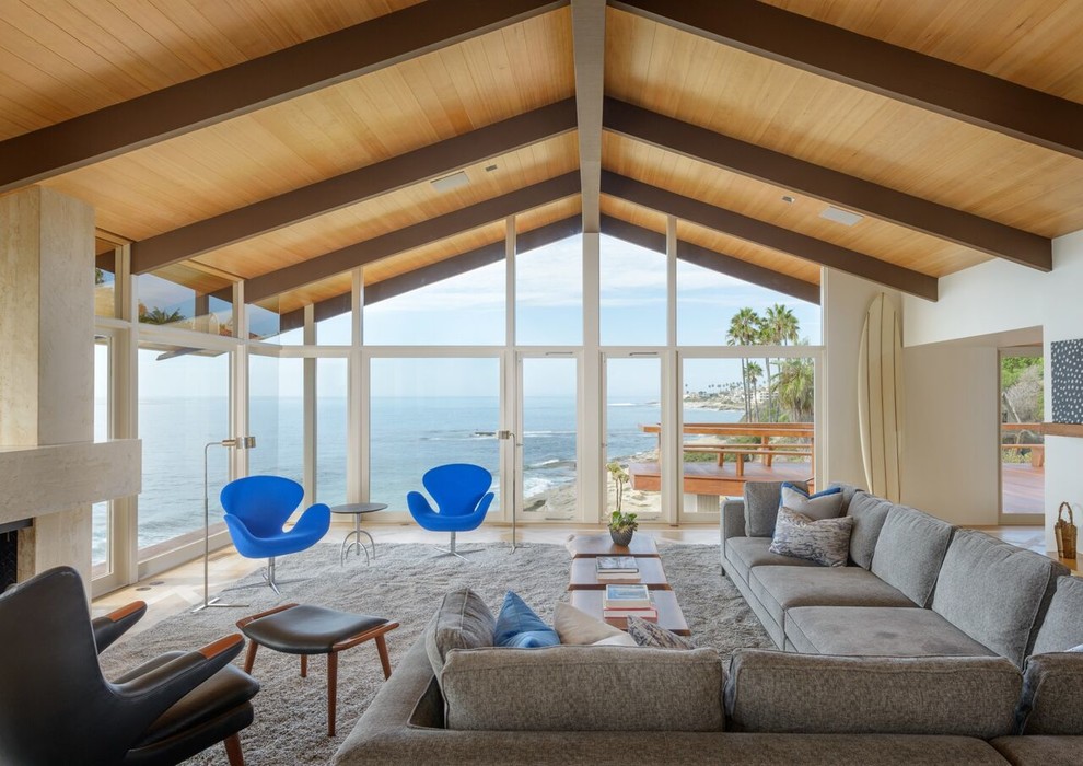 Großes, Fernseherloses Modernes Wohnzimmer ohne Kamin mit weißer Wandfarbe und hellem Holzboden in San Diego