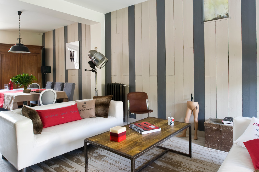 Imagen de salón para visitas abierto y gris y blanco bohemio de tamaño medio sin chimenea y televisor con paredes multicolor