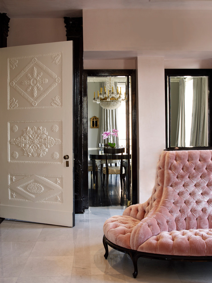 Foto di un soggiorno shabby-chic style di medie dimensioni con sala formale, pavimento in marmo e pavimento bianco