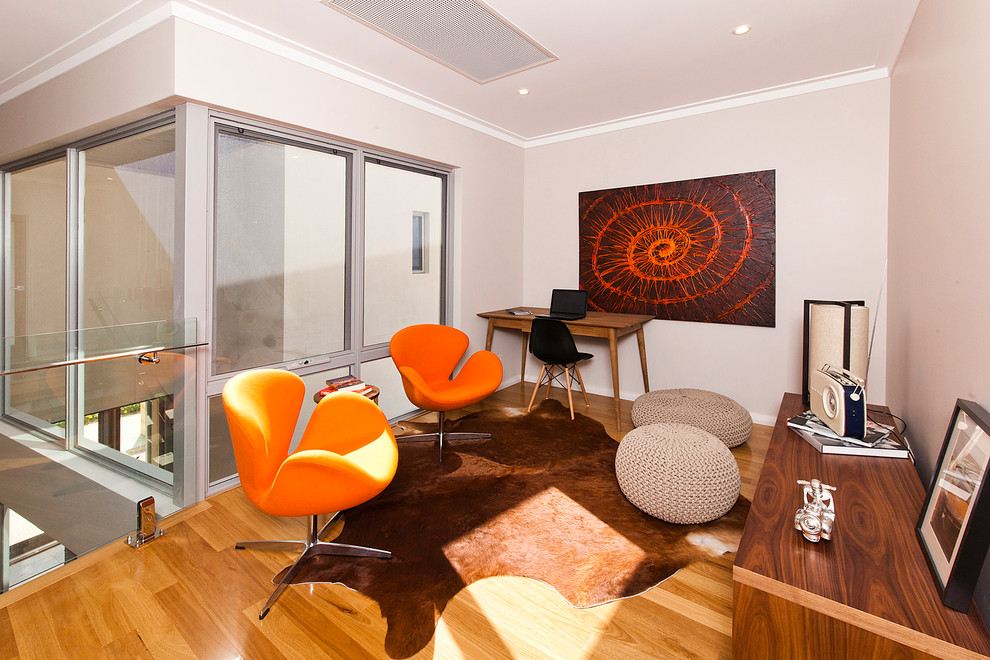 Esempio di un soggiorno design con pareti grigie e pavimento in legno massello medio