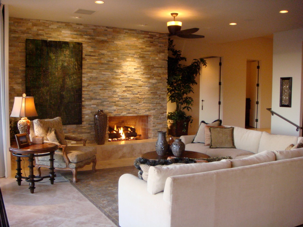 Свежая идея для дизайна: открытая гостиная комната среднего размера в современном стиле с бежевыми стенами, стандартным камином и фасадом камина из камня - отличное фото интерьера