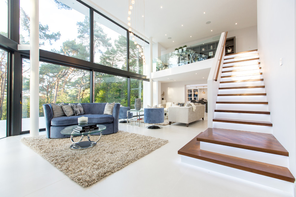 Idee per un soggiorno contemporaneo di medie dimensioni e stile loft con pavimento in gres porcellanato, pavimento bianco e pareti bianche
