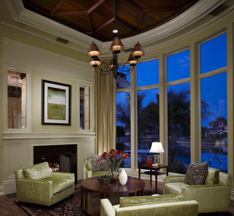 Свежая идея для дизайна: гостиная комната в классическом стиле с стандартным камином - отличное фото интерьера