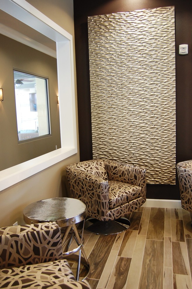 Foto di un soggiorno tradizionale con pareti beige e pavimento in gres porcellanato