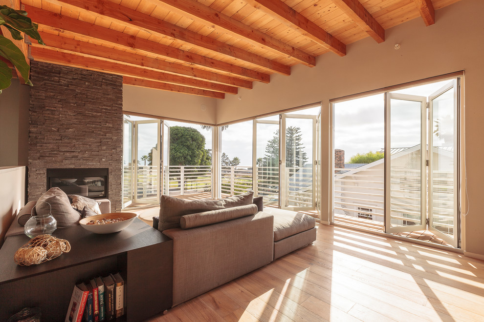 Fernseherloses Modernes Wohnzimmer mit hellem Holzboden, Gaskamin und beiger Wandfarbe in San Diego