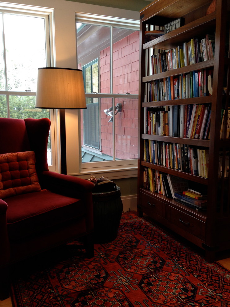 На фото: изолированная гостиная комната среднего размера в стиле фьюжн с с книжными шкафами и полками с
