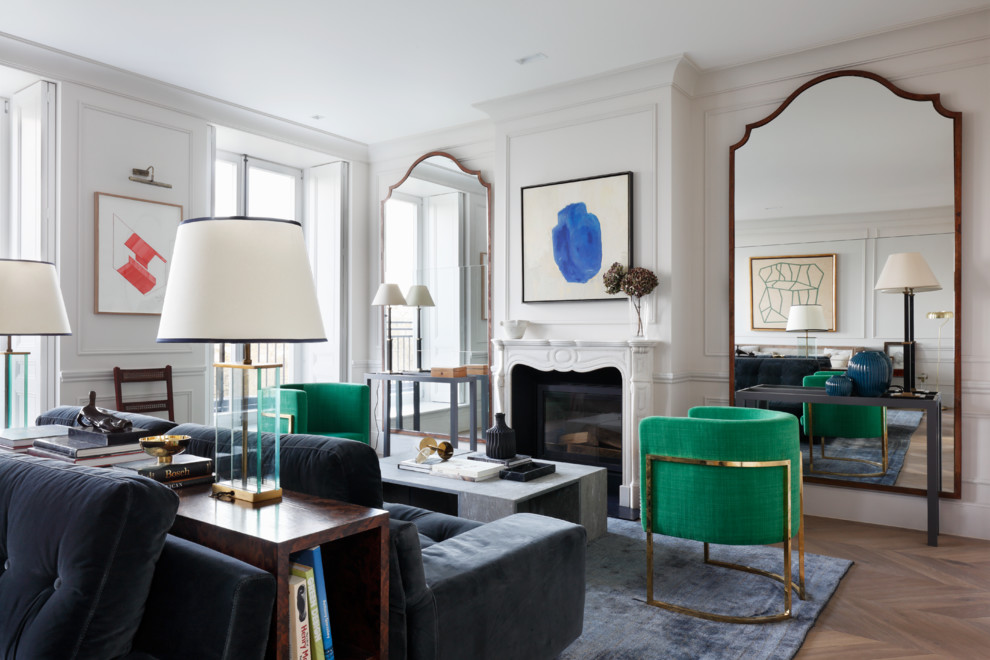 Repräsentatives, Fernseherloses Klassisches Wohnzimmer mit weißer Wandfarbe, braunem Boden, braunem Holzboden und Kamin in London