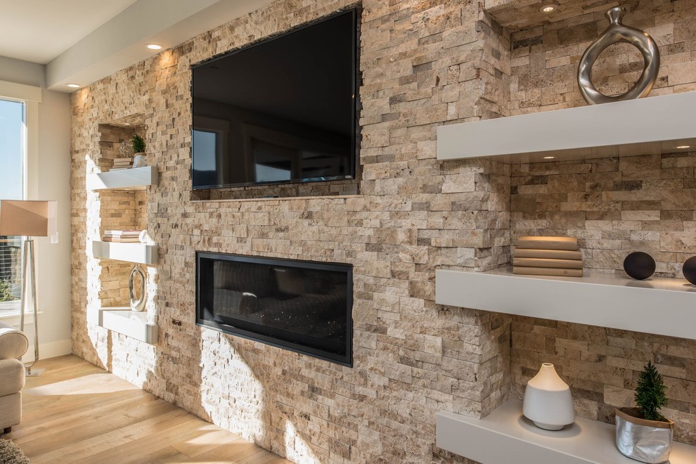 Стильный дизайн: парадная, открытая гостиная комната среднего размера в стиле неоклассика (современная классика) с серыми стенами, светлым паркетным полом, горизонтальным камином, фасадом камина из камня и телевизором на стене - последний тренд
