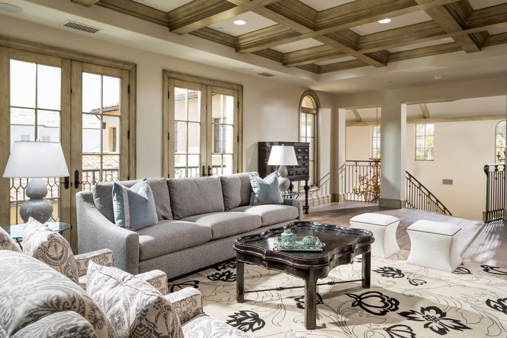 Mittelgroßes, Repräsentatives Mediterranes Wohnzimmer mit beiger Wandfarbe und braunem Holzboden in Orange County