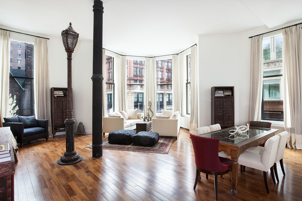 На фото: открытая гостиная комната в современном стиле с белыми стенами, паркетным полом среднего тона и эркером