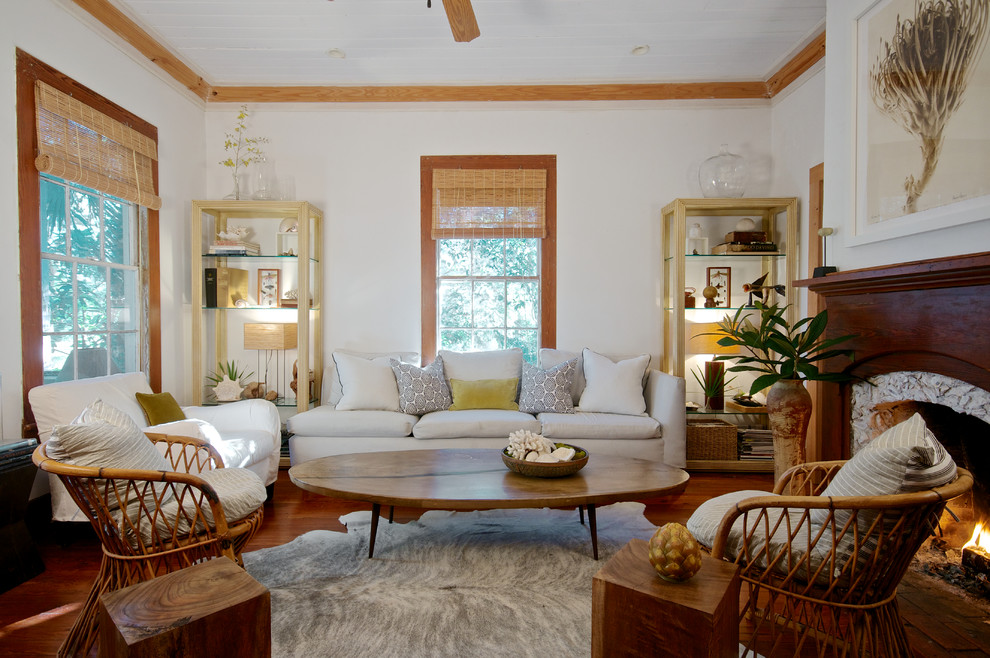 Repräsentatives, Abgetrenntes Maritimes Wohnzimmer mit weißer Wandfarbe, braunem Holzboden und Kamin in Jacksonville