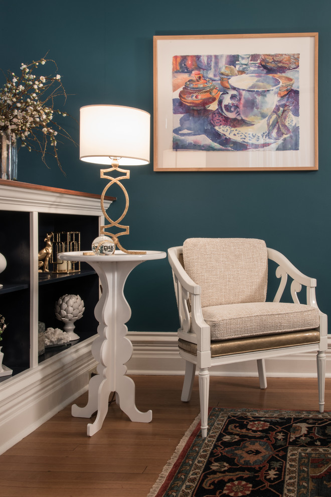 Mittelgroßes, Fernseherloses, Abgetrenntes Klassisches Wohnzimmer mit braunem Holzboden, Kamin, Kaminumrandung aus Holz und blauer Wandfarbe in St. Louis