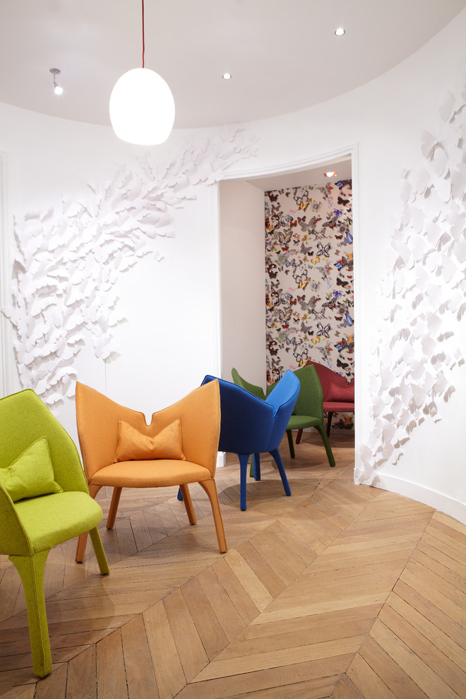 Großes, Abgetrenntes Modernes Wohnzimmer mit grauer Wandfarbe und Travertin in Dublin