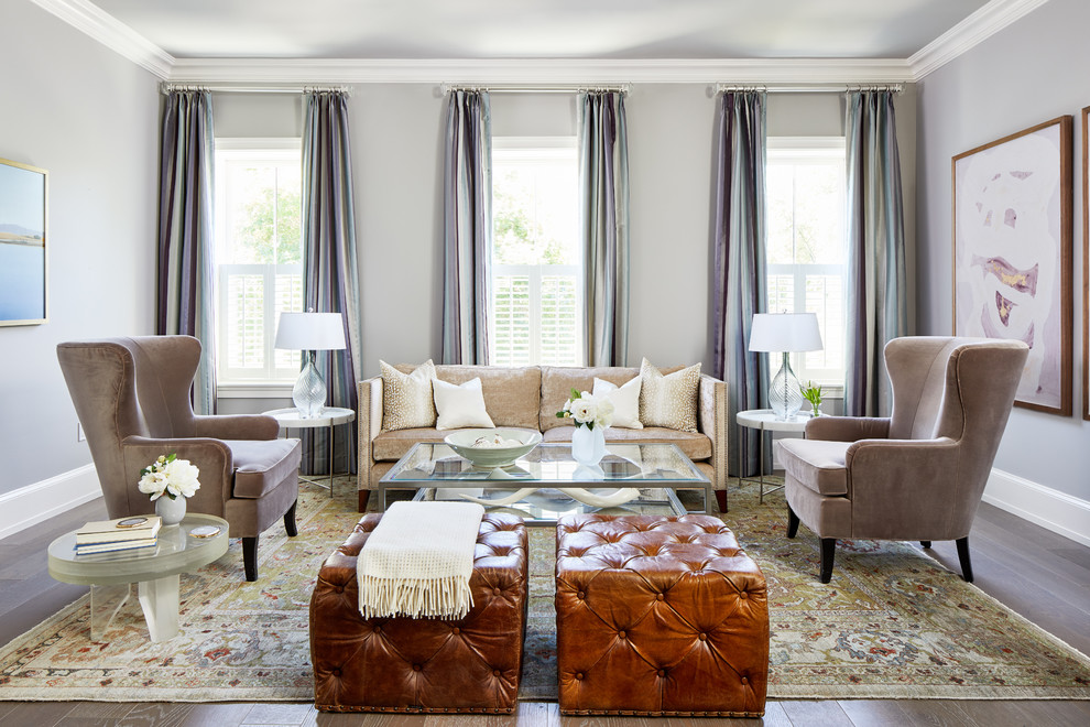 Klassisches Wohnzimmer mit grauer Wandfarbe, braunem Holzboden und braunem Boden in Los Angeles
