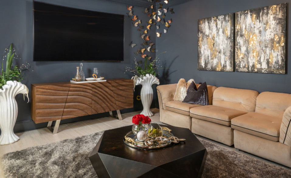 Foto de salón con barra de bar abierto contemporáneo de tamaño medio sin chimenea con paredes negras, suelo de madera clara, televisor colgado en la pared y suelo gris
