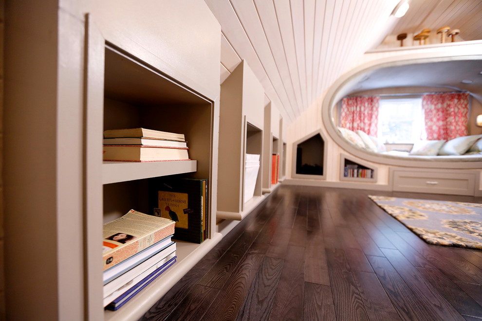 Foto de biblioteca en casa cerrada clásica pequeña sin chimenea y televisor con paredes blancas y suelo de madera oscura