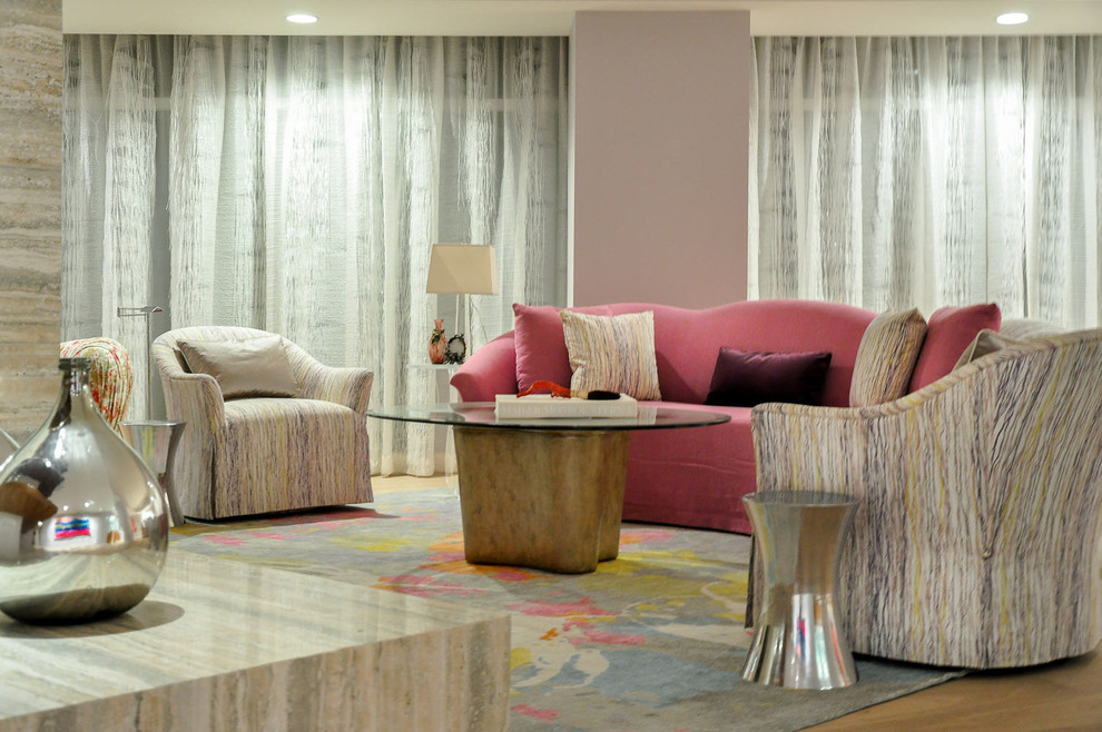 На фото: большая двухуровневая гостиная комната в современном стиле с домашним баром, разноцветными стенами и паркетным полом среднего тона без камина, телевизора