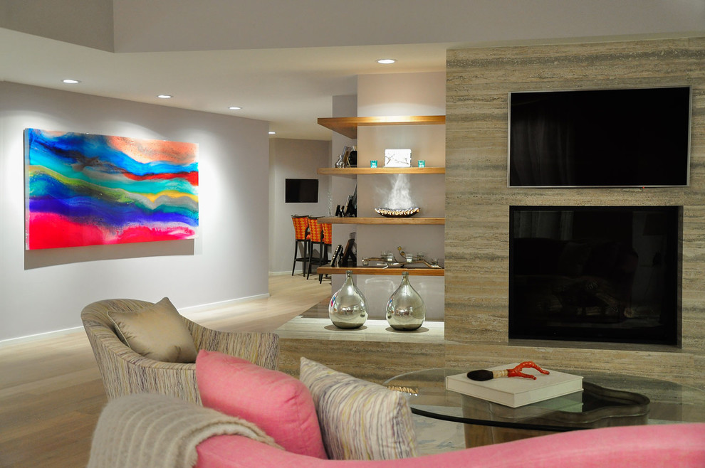 Источник вдохновения для домашнего уюта: большая двухуровневая гостиная комната в современном стиле с домашним баром, разноцветными стенами, паркетным полом среднего тона, стандартным камином, фасадом камина из бетона и телевизором на стене