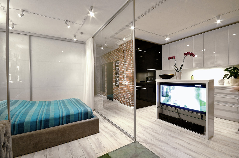 На фото: объединенная гостиная комната в современном стиле с отдельно стоящим телевизором с
