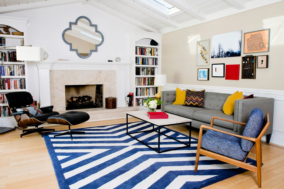 Ispirazione per un soggiorno minimalista con pareti beige e camino classico