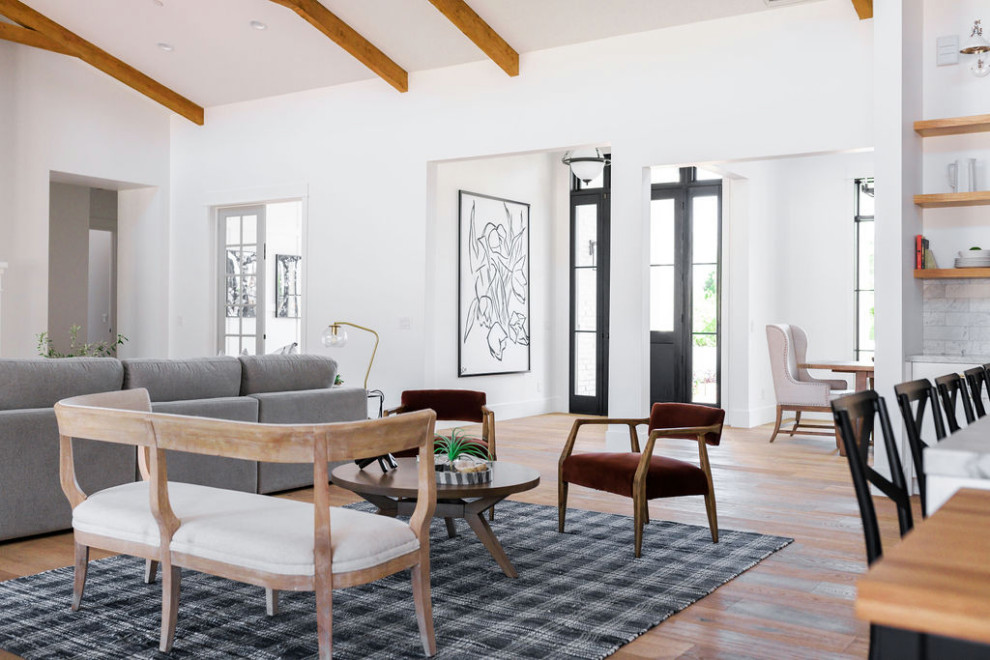 Geräumiges, Offenes Landhaus Wohnzimmer mit weißer Wandfarbe, braunem Holzboden und braunem Boden in Phoenix
