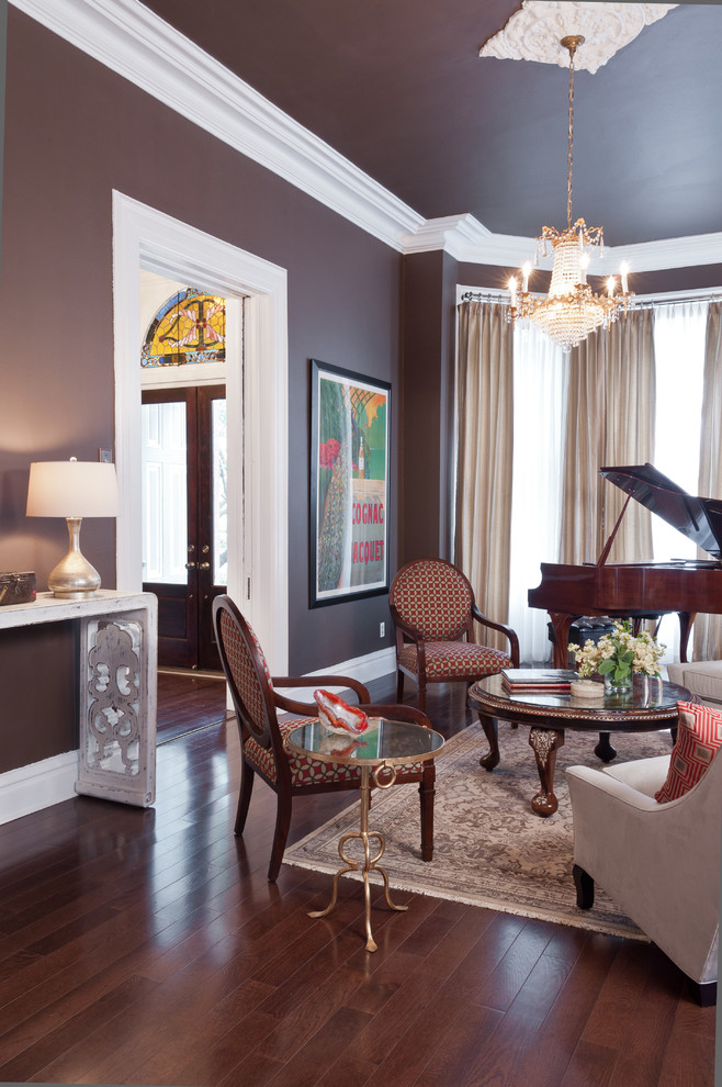 На фото: парадная, изолированная гостиная комната среднего размера в классическом стиле с коричневыми стенами, темным паркетным полом и стандартным камином без телевизора