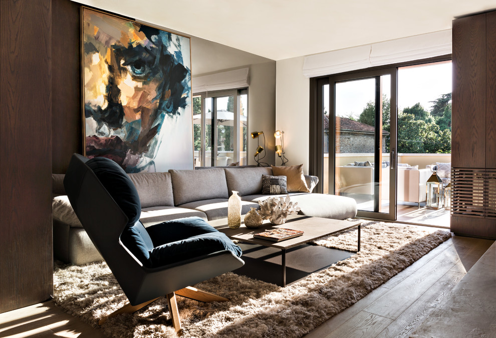 Idee per un soggiorno contemporaneo di medie dimensioni con pareti bianche, pavimento in legno massello medio e pavimento marrone